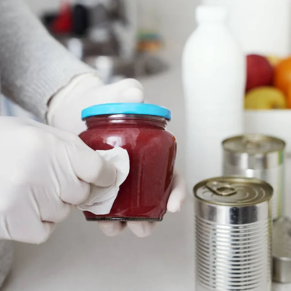 Close Homem Cozinha Usando Luvas Látex Limpeza Latas Alimentos Frascos — Fotografia de Stock