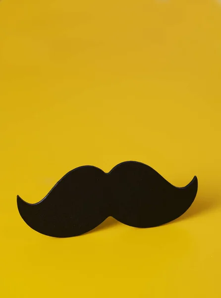 Gros Plan Une Moustache Noire Sur Fond Jaune Avec Peu — Photo