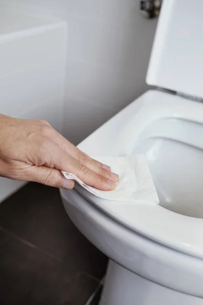 Close Homem Caucasiano Limpando Assento Vaso Sanitário Com Pedaço Papel — Fotografia de Stock