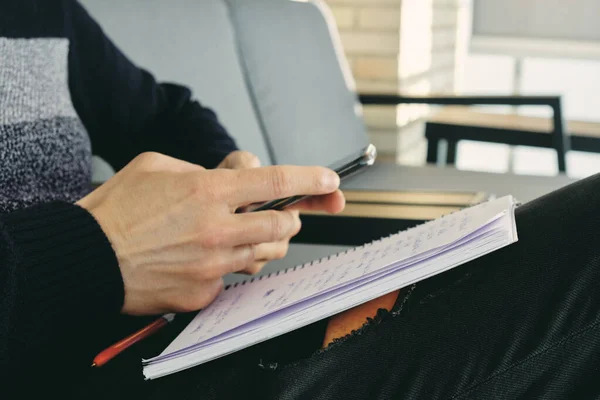 Gros Plan Jeune Homme Caucasien Tenue Décontractée Utilisant Son Smartphone — Photo