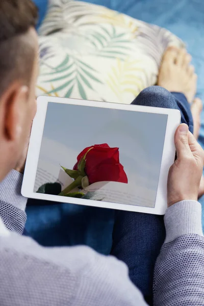 Muž Interiéru Tabletem Ruce Obrázkem Růže Knize Obrazovce Vyrobený Sám — Stock fotografie