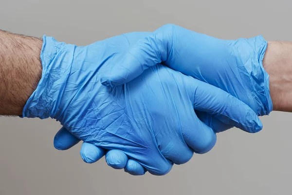 Close Van Twee Personen Het Dragen Van Blauwe Chirurgische Handschoenen — Stockfoto