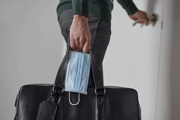 Close Van Een Jonge Man Met Een Zwarte Lederen Suticase — Stockfoto