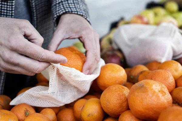 Крупным Планом Человека Делающего Покупки Овощной Лавке Помещающего Мандариновые Апельсины — стоковое фото