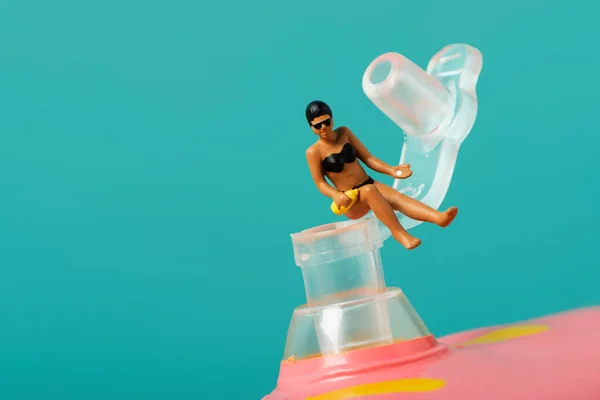 Primer Plano Una Mujer Miniatura Traje Baño Con Gorra Natación — Foto de Stock