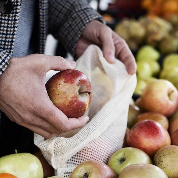 Primo Piano Uomo Che Spesa Fruttivendolo Che Mette Alcune Mele — Foto Stock