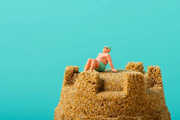 Primer Plano Hombre Miniatura Traje Baño Relajándose Parte Superior Castillo — Foto de Stock