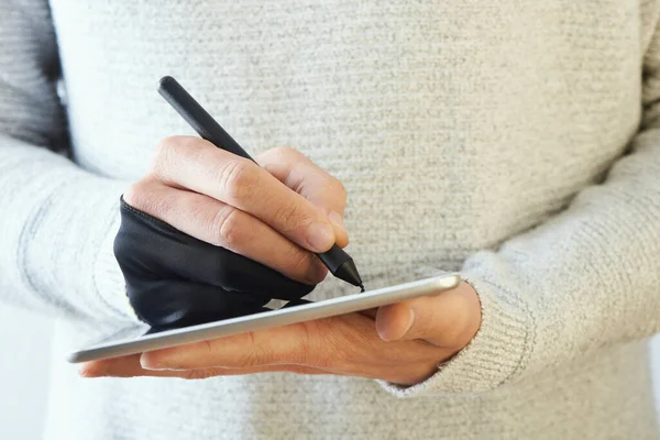 Närbild Kaukasier Man Bär Svart Tvåfingerhandske Medan Använder Grafisk Penna — Stockfoto