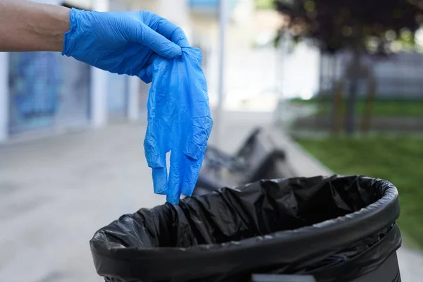 Närbild Man Kasta Begagnad Blå Latexhandske Till Papperskorgen Gatan — Stockfoto