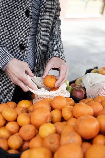 Крупным Планом Человека Делающего Покупки Овощной Лавке Помещающего Мандариновые Апельсины — стоковое фото