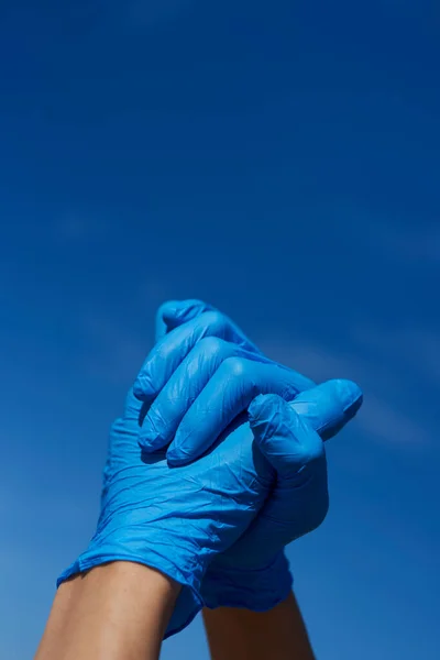 Fecho Homem Usando Luvas Cirúrgicas Azuis Apertando Mãos Contra Céu — Fotografia de Stock