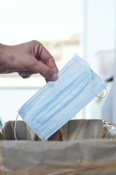 Primer Plano Hombre Lanzando Una Máscara Quirúrgica Papelera —  Fotos de Stock