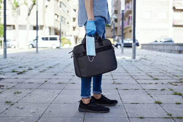 Primer Plano Joven Con Guantes Látex Azul Llevando Maletín Una — Foto de Stock