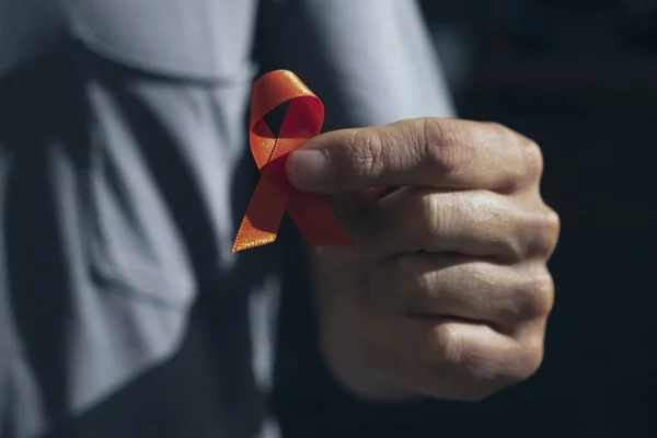 Primer Plano Joven Caucásico Con Una Cinta Naranja Mano Apoyo — Foto de Stock