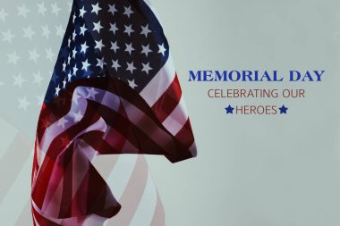 Amerika Birleşik Devletleri bayraklarının çoklu pozlanması ve kahramanlarımızın beyaz olmayan geçmişlerine karşı kutlama metinleri.