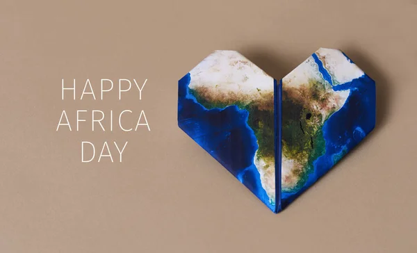 折り紙の心 アフリカの地図でパターン化された Nasaによって装飾された そして茶色の背景のテキスト幸せなアフリカの日 — ストック写真
