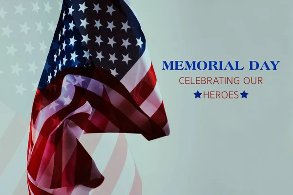 アメリカの旗を何度も暴き出し白い背景を背景に英雄たちを祝うテキスト記念日を — ストック写真