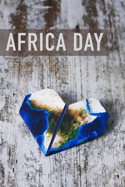 アフリカの地図 Nasaによって装飾された で描かれたアフリカの日と折り紙の心は素朴な木製の表面に — ストック写真