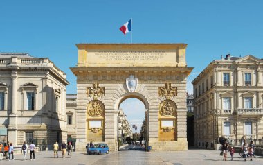 Montpellier, Fransa - 19 Eylül 2019: Montpellier, Fransa 'daki Porte du Peyrou kapısının manzarası, Jardin du Peyrou bahçesine bakan zafer kemeri