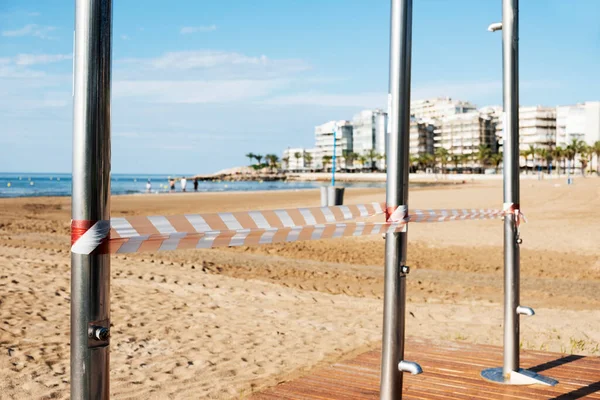 Publiczny Prysznic Śródziemnomorskiej Plaży Zamknięty Taśmą Ostrzegawczą Względu Restrykcje Covid — Zdjęcie stockowe
