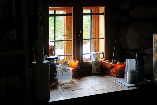 Fenêtres dans un chalet de montagne — Photo