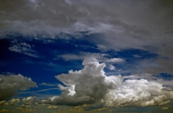 Nubes tormentosas sobre el desierto — Foto de Stock