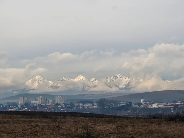 Горы с облаками — стоковое фото