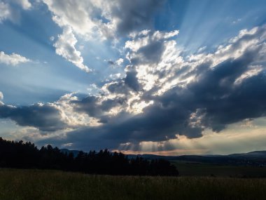 bulutlu gün batımı