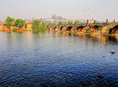 Prag'daki Charles Köprüsü ile Prag Kalesi