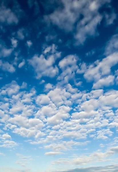 Nuvens inchadas brancas — Fotografia de Stock