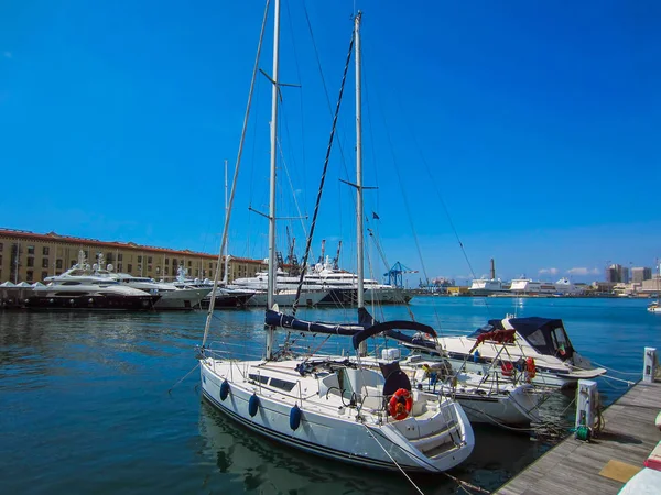 Port avec voiliers à Gênes — Photo