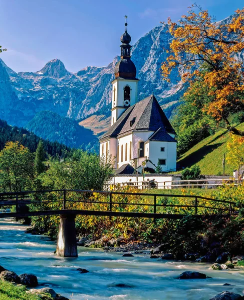 Kostel s mostem v ramsau — Stock fotografie