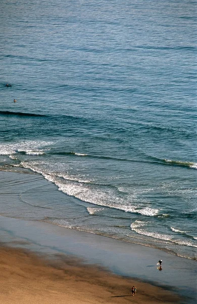 Stranden med personer i Kalifornien — Stockfoto