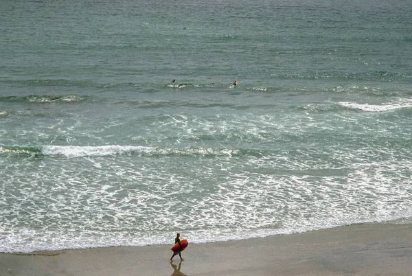 Surfista sulla spiaggia in California — Foto Stock