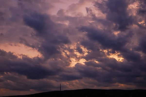 Stürmische Wolken Über Dem Hügel Bei Sonnenuntergang — Stockfoto