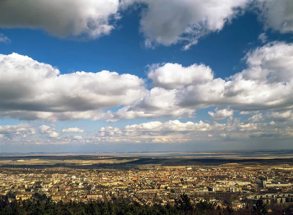 Город с облаками — стоковое фото