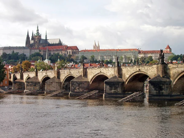 Çek Cumhuriyeti Prag 'daki Charles Köprüsü — Stok fotoğraf