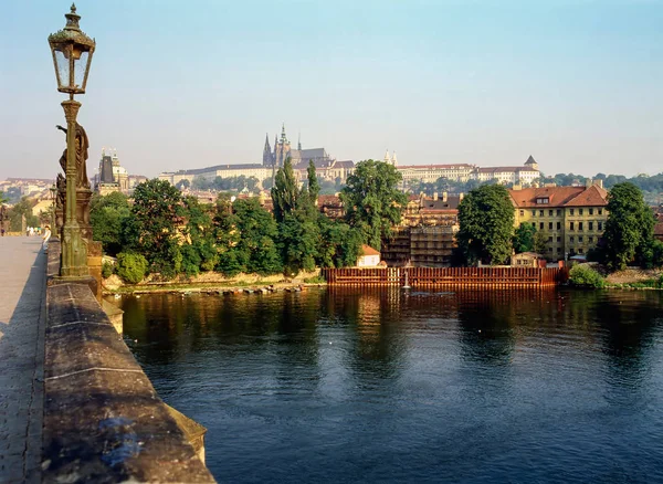 Charles Köprüsü ve Prag Kalesi'ne — Stok fotoğraf