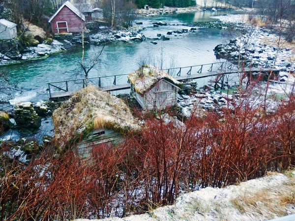 Houten Huizen Aan Rivier Olden Noorwegen — Stockfoto
