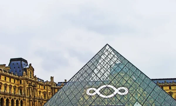 位于法国巴黎的卢浮宫及其玻璃金字塔 — 图库照片