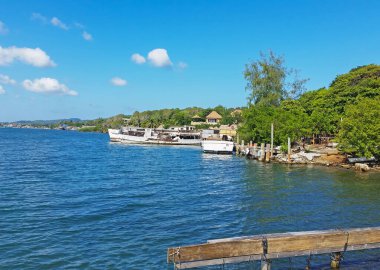 Hrabor 'da tekne, Roatan