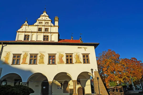 Mittelalterlicher Stadtplatz Mit Rathaus Und Kirche — Stockfoto