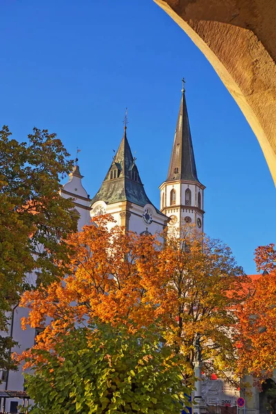 Średniowieczny Plac Ratuszem Kościołem — Zdjęcie stockowe