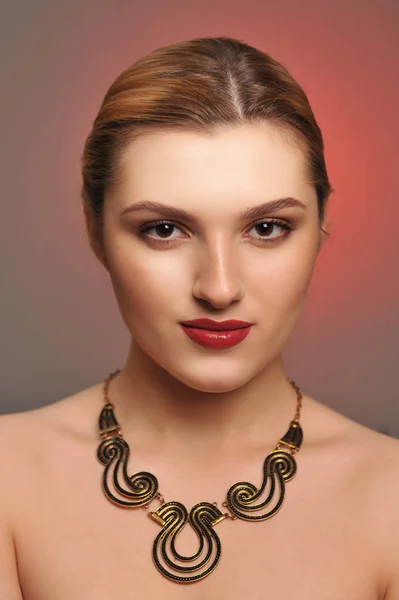 Güzel bir genç kadının portresi Studio — Stok fotoğraf