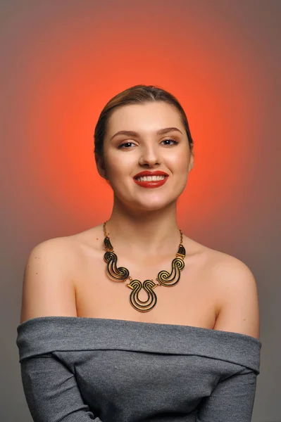 Studio portrait of a beautiful young woman — Stock Photo, Image