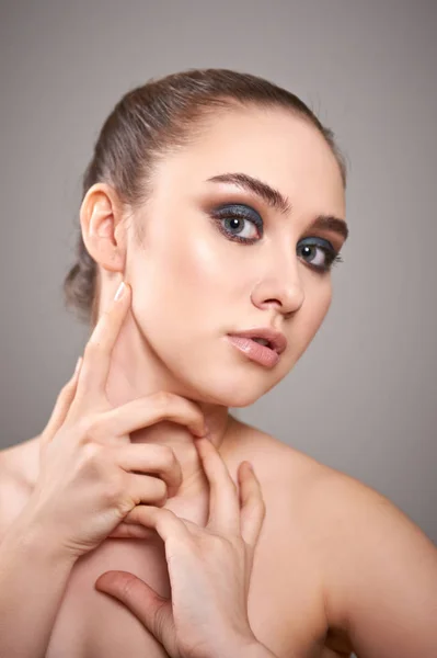 Young woman with beautiful make-up. — Stock Photo, Image