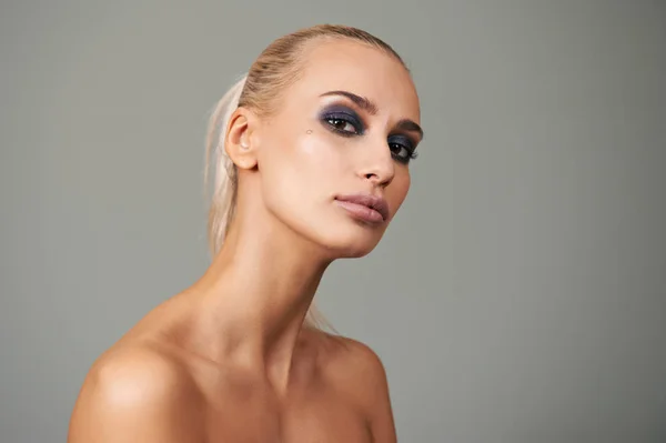 Hermosa joven con maquillaje brillante . — Foto de Stock