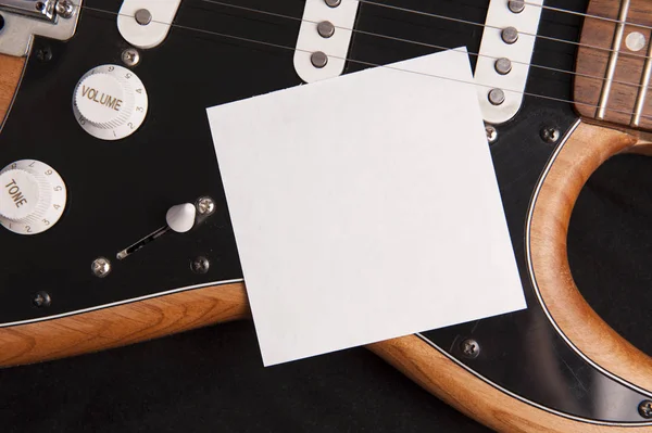 Papel em branco com guitarra elétrica. Use para aplicação de música ou cartaz . — Fotografia de Stock