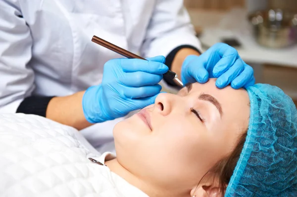 Il mago permanente di trucco fa la procedura di correzione di sopracciglio. Microblading — Foto Stock