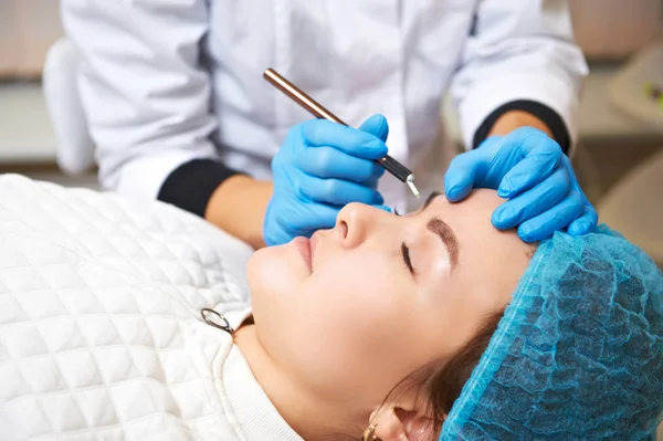 Il mago permanente di trucco fa la procedura di correzione di sopracciglio. Microblading — Foto Stock